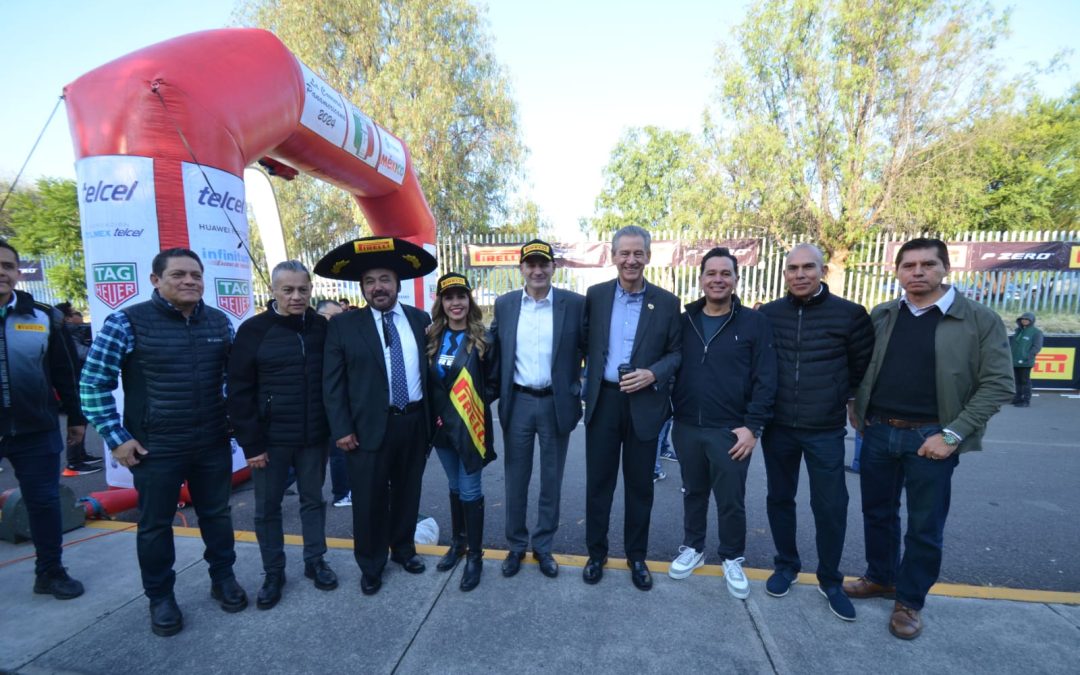 Da Melanie banderazo a pilotos de la Carrera Panamericana en Pirelli Silao