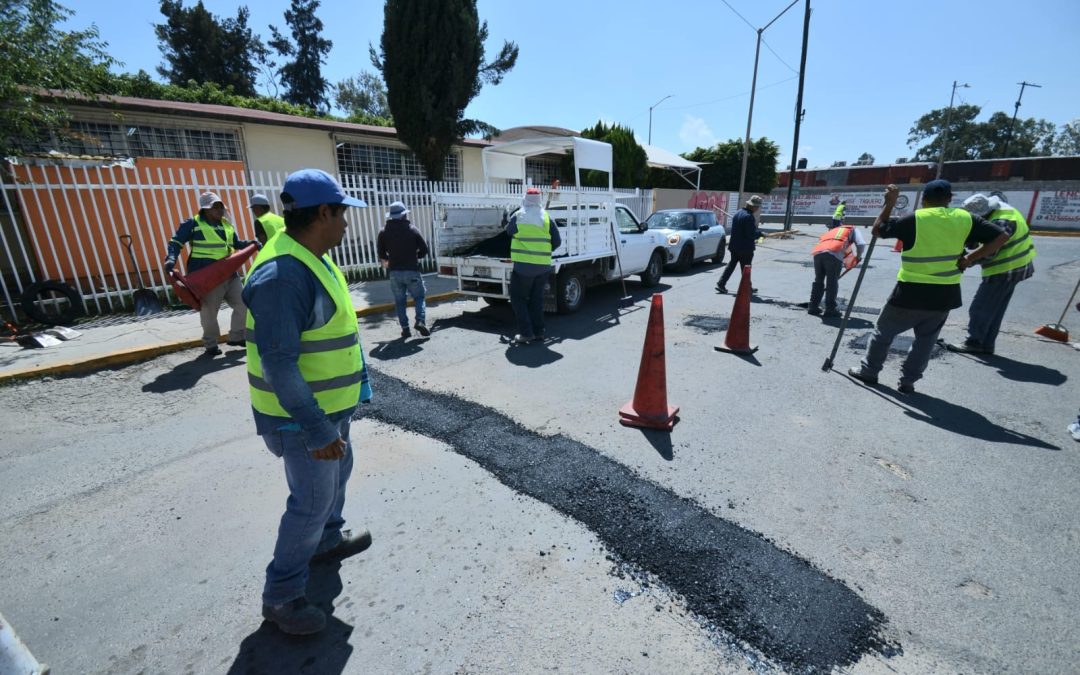 Tapan baches y refuerzan aseo público en la alameda