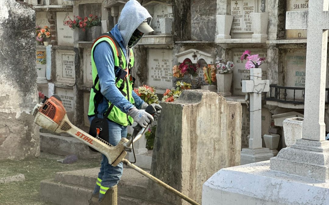 Hacen limpieza total en panteones municipales rumbo al Día de Muertos