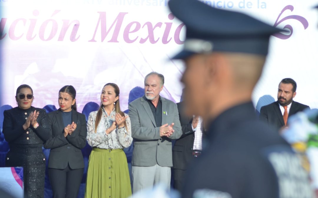 Preside Melanie el izamiento de la Bandera Monumental en acto conmemorativo de la Revolución Mexicana