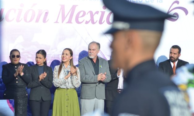 Preside Melanie el izamiento de la Bandera Monumental en acto conmemorativo de la Revolución Mexicana